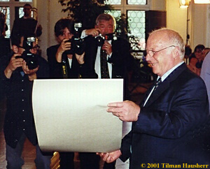 Norbert Blüm receiving the Leipzig Proclamation.  Photo © 2001
Tilman Hausherr